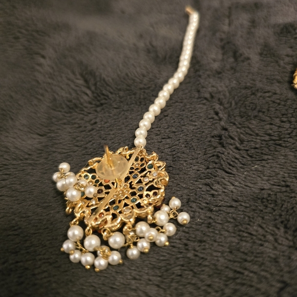 Elegant Pearl and Gold Jewelry Set. The earrings are with Sahara . - Picture 8 of 12